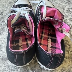 Women’s size 7 converse